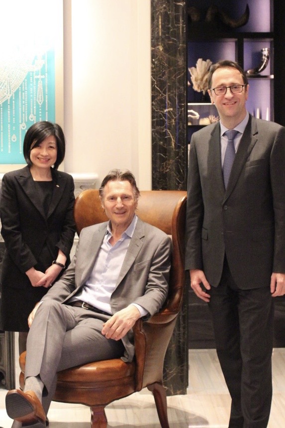 李佳燕（左）與台北文華東方酒店第一任總經理 Paul Jones（右）、連恩尼遜（中）合影，留下珍貴畫面。（圖片來源／李佳燕）