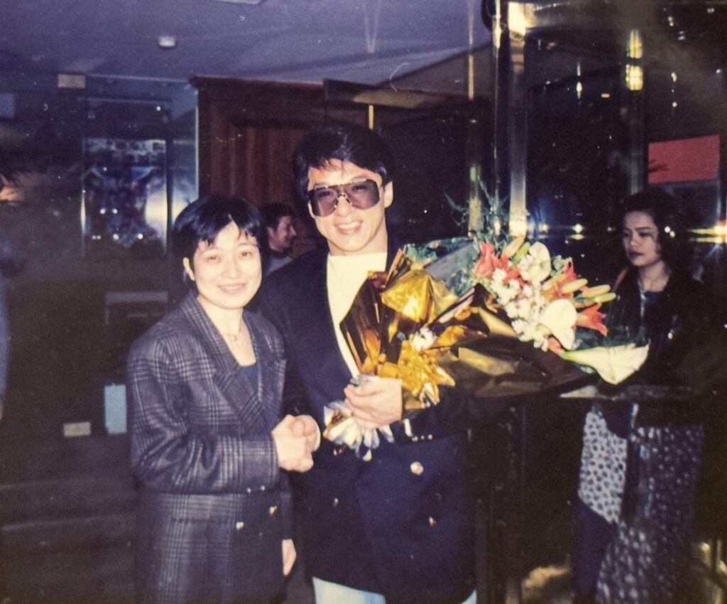成龍（左）是在李佳燕（右）在台北希爾頓任內接待的第一位國際巨星。（圖片來源／李佳燕）