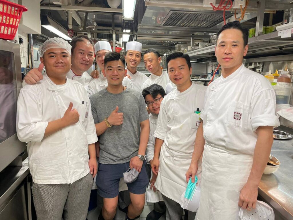 鄭國雄（右）在香港半島酒店，和工作團隊合影。（圖片來源／台北文華東方酒店雅閣中餐廳）