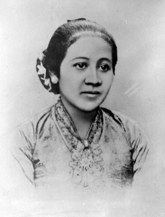 卡蒂妮（Raden Adjeng Kartini）是印尼著名的女權運動者，她在那個時代勇於出來倡議 女性權益，引領了未來印尼在女權發展上的風潮。（圖片來源／ Collectie Wereldmuseum (v/h Tropenmuseum), part of the National Museum of World Cultures, CC BY-SA 3.0, https://commons.wikimedia.org/w/index.php?curid=8615050)